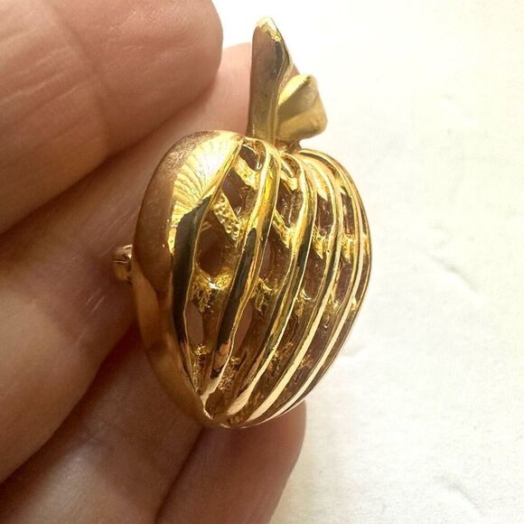 Gold tone cross hatched apple brooch - Picture 6 of 7